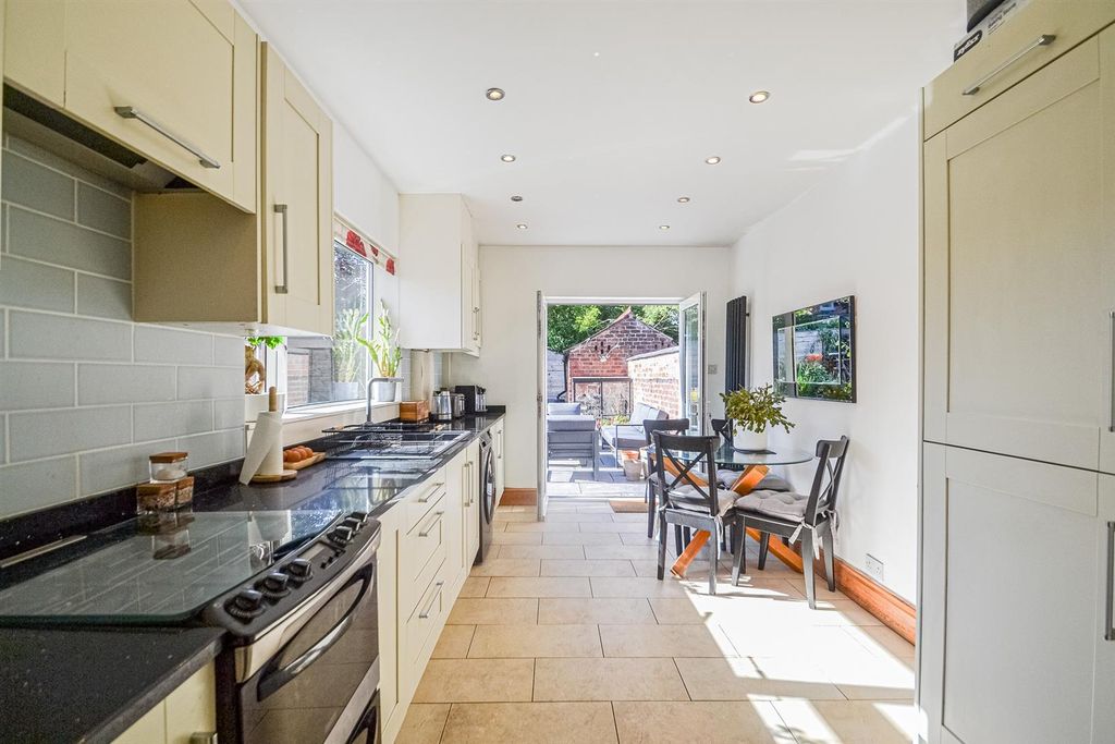 Property photo 3 of 19 Dining Kitchen