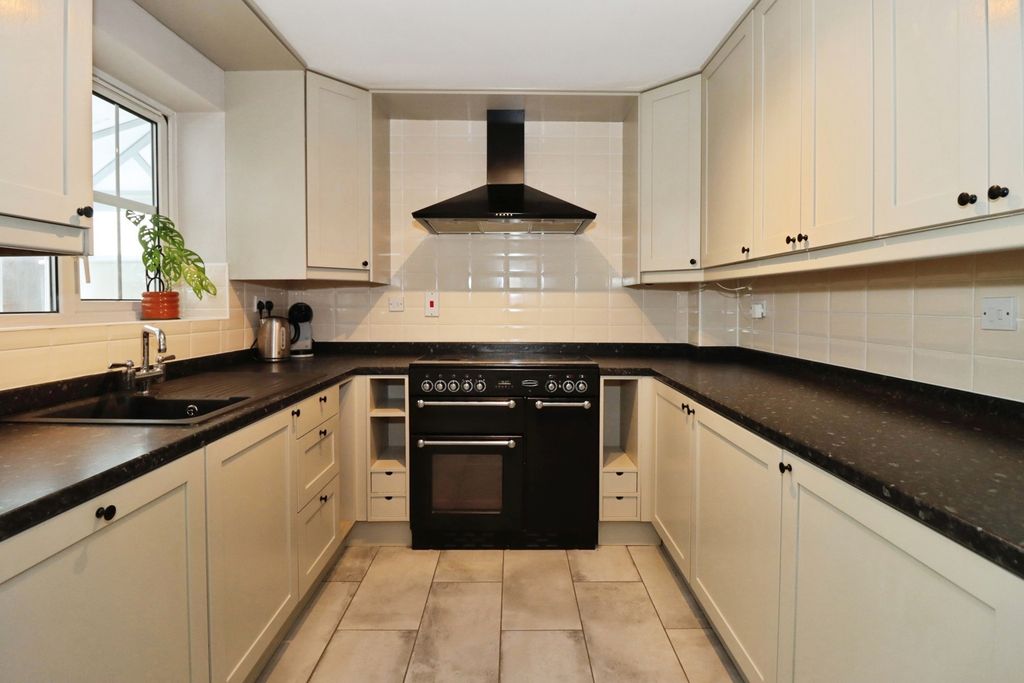 Property photo 3 of 20 Kitchen