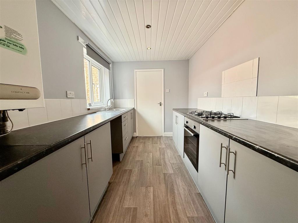 Property photo 3 of 10 Kitchen