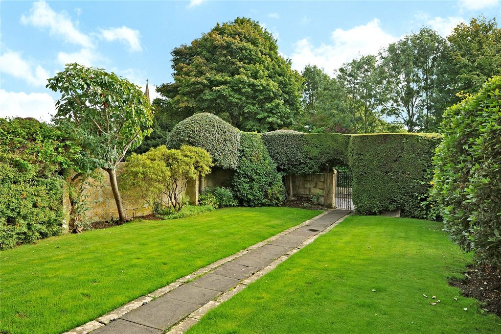 Property photo 2 of 20 Front Garden