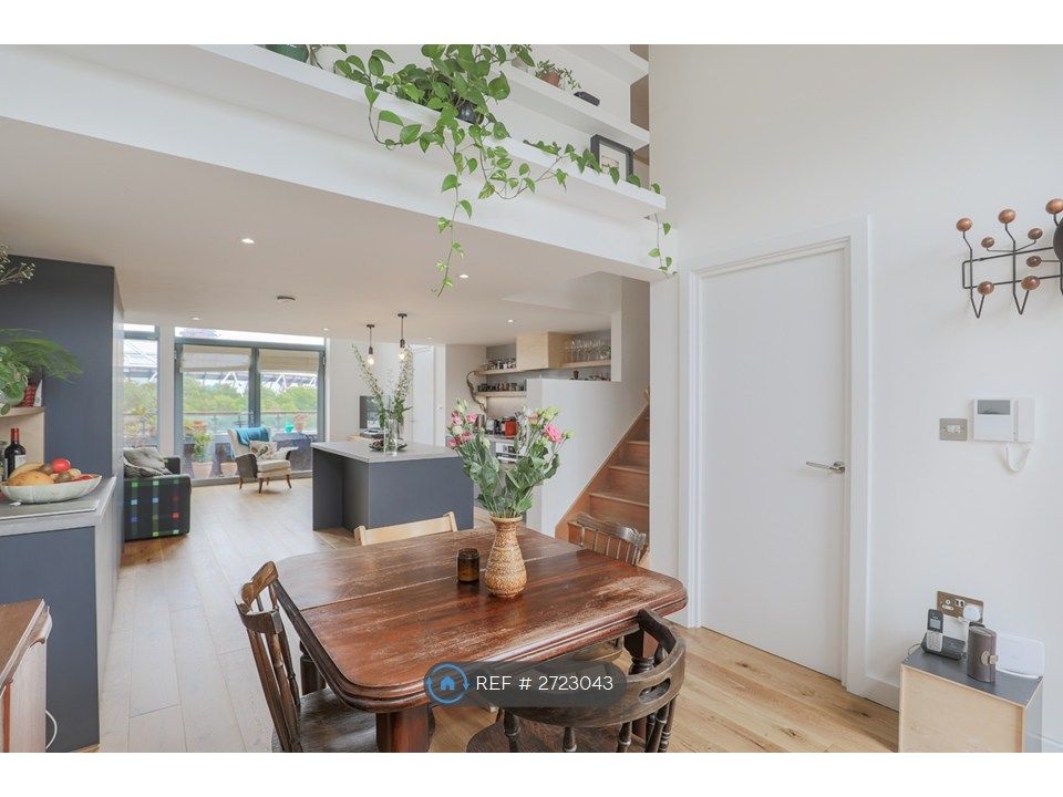Property photo 2 of 17 Kitchen / Living Room