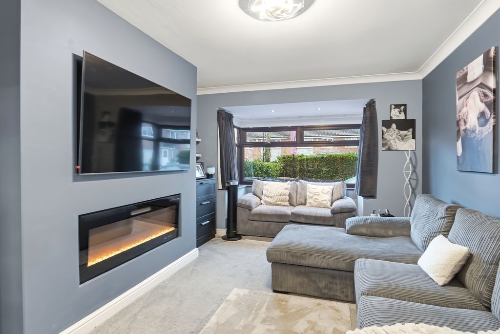 Property photo 2 of 17 Dinmoreclose004