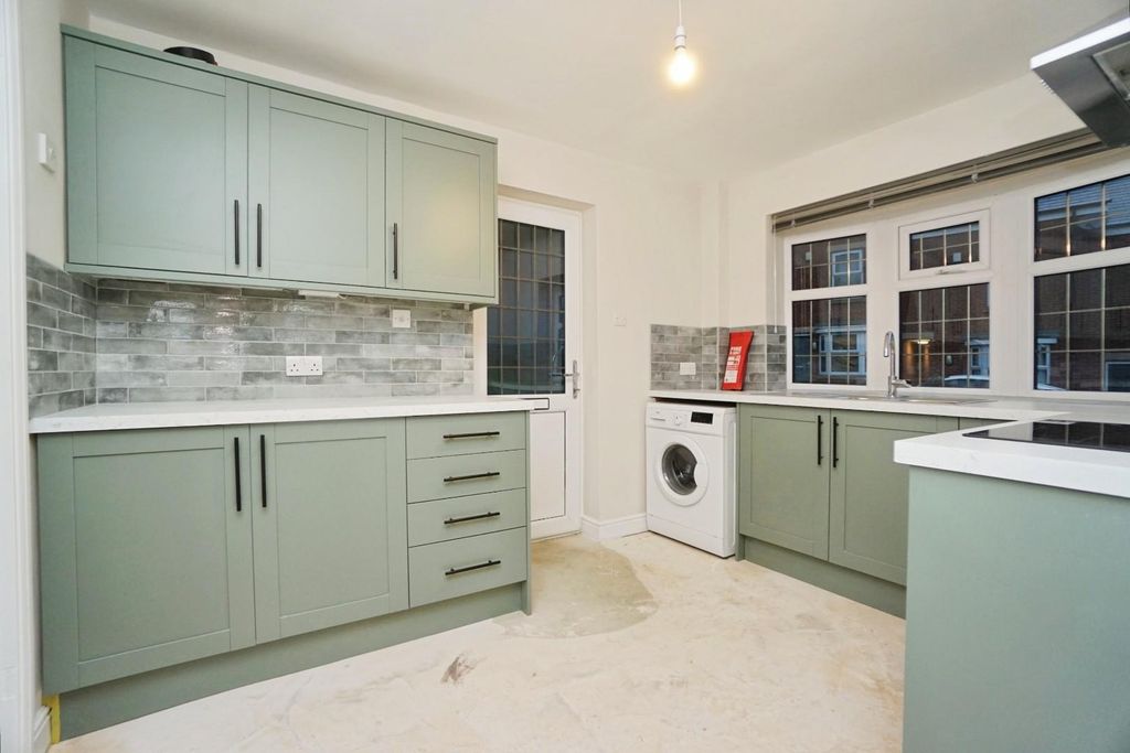Property photo 3 of 12 Kitchen