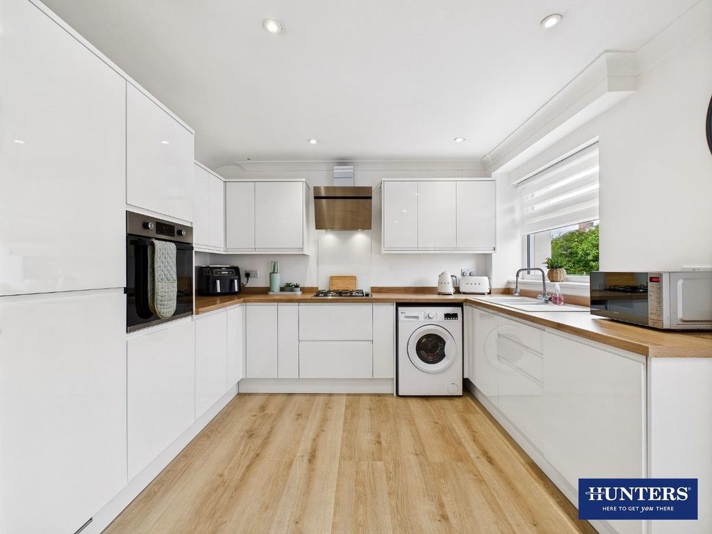 Property photo 3 of 18 Dining Kitchen