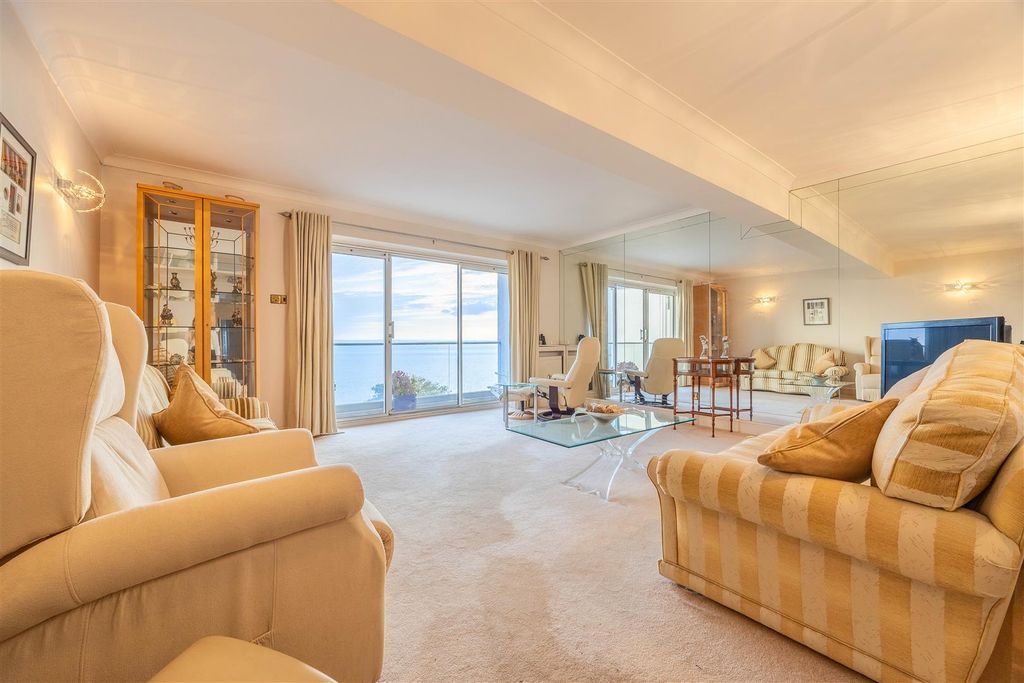 Property photo 2 of 23 Lounge/Diner