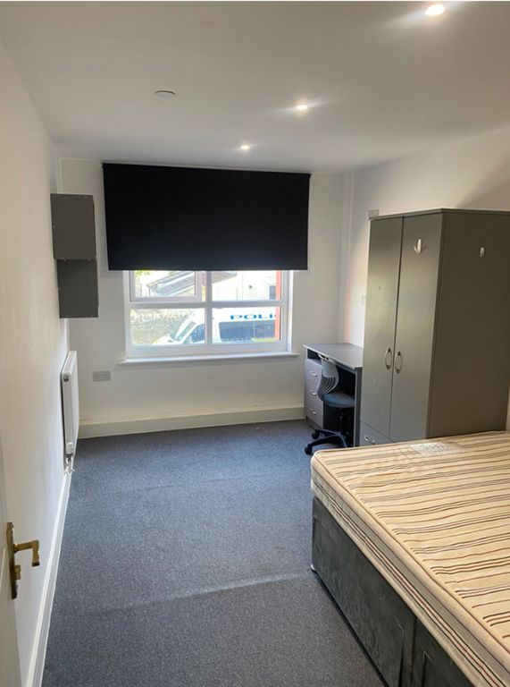 Property photo 3 of 5 A Spacious And Bright Double Bedroom, Perfect For ...