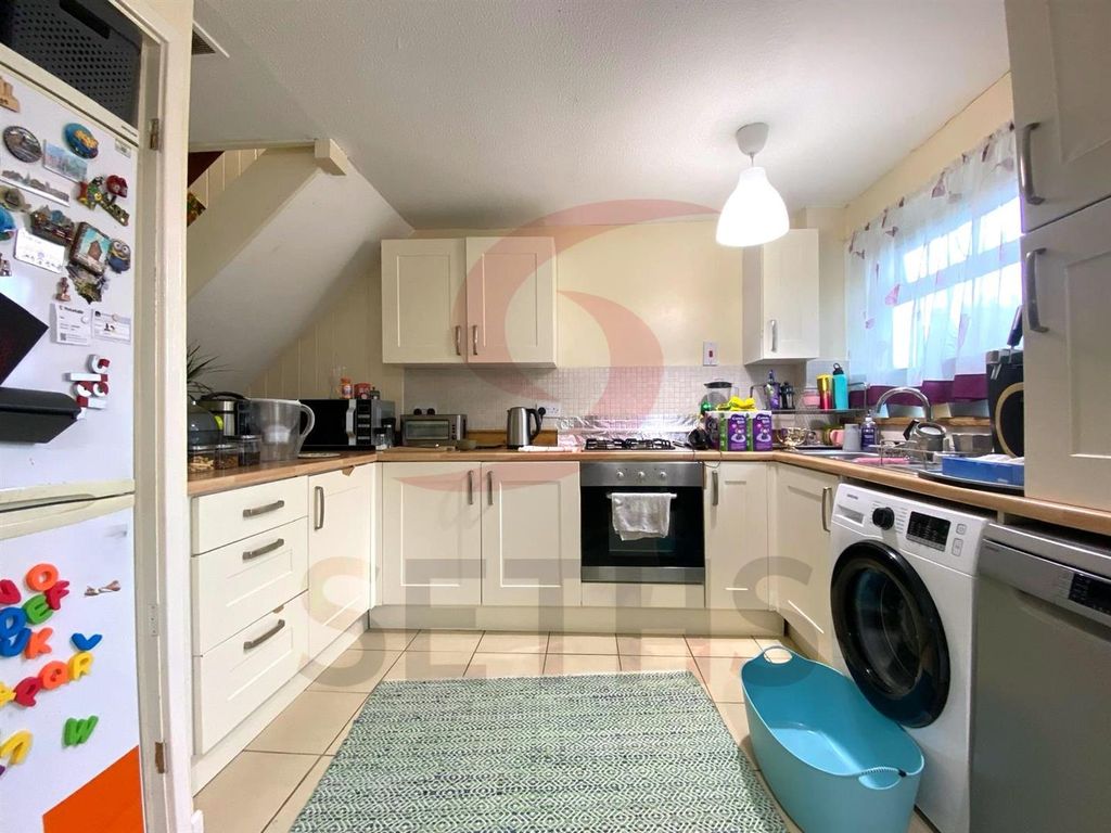 Property photo 2 of 9 Kitchen