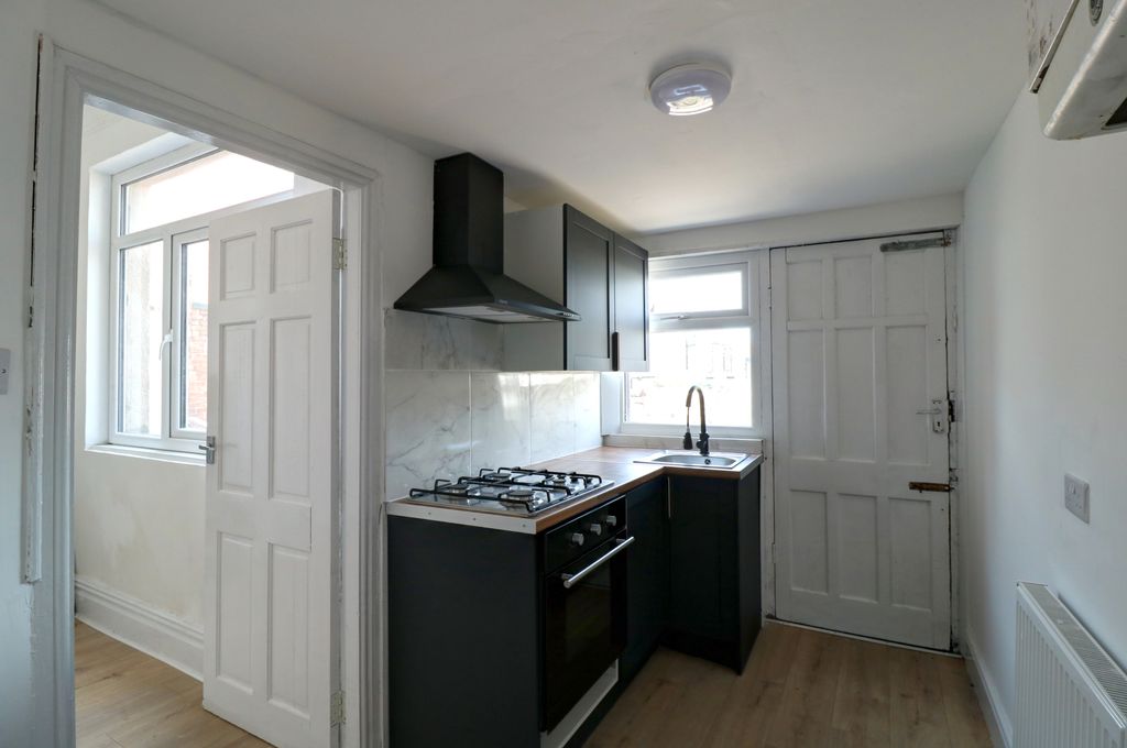 Property photo 2 of 18 Kitchen 1.1