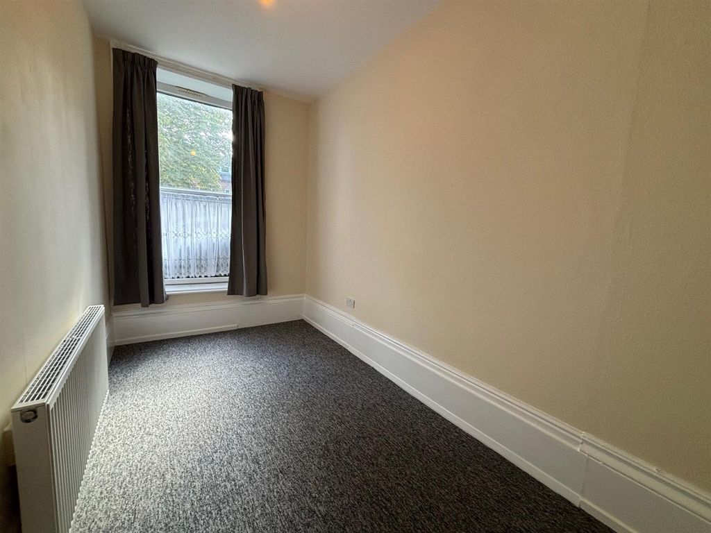 Property photo 3 of 5 Bedroom 2025.Jpg