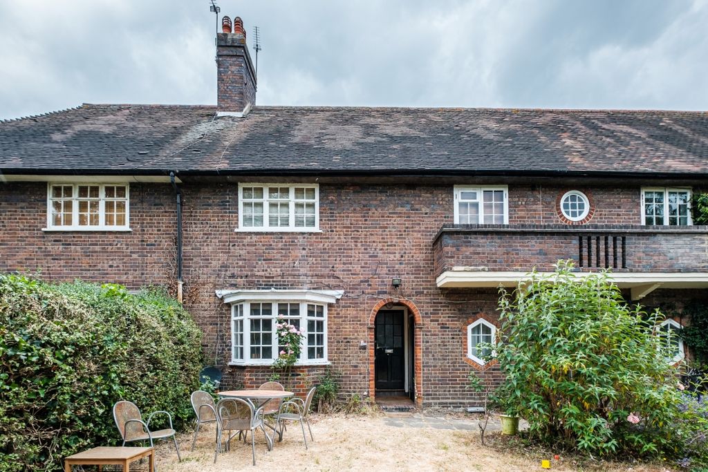 Property photo 3 of 6 23-Neale-Close-1