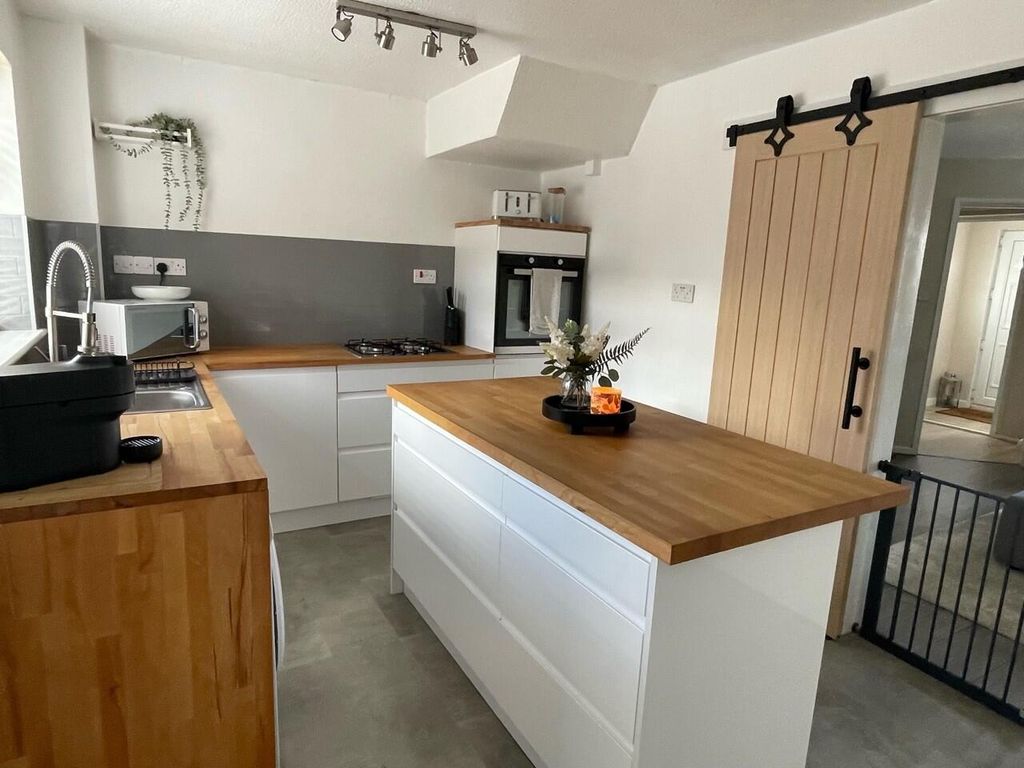 Property photo 3 of 23 Kitchen