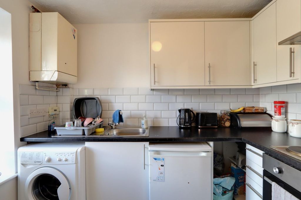 Property photo 3 of 9 Kitchen
