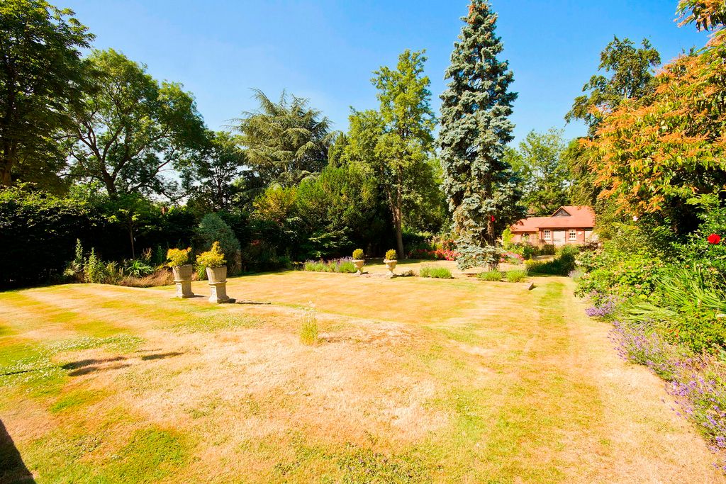 Property photo 2 of 34