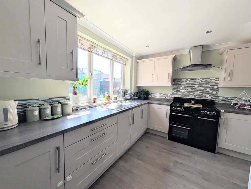 Property photo 3 of 19 Kitchen