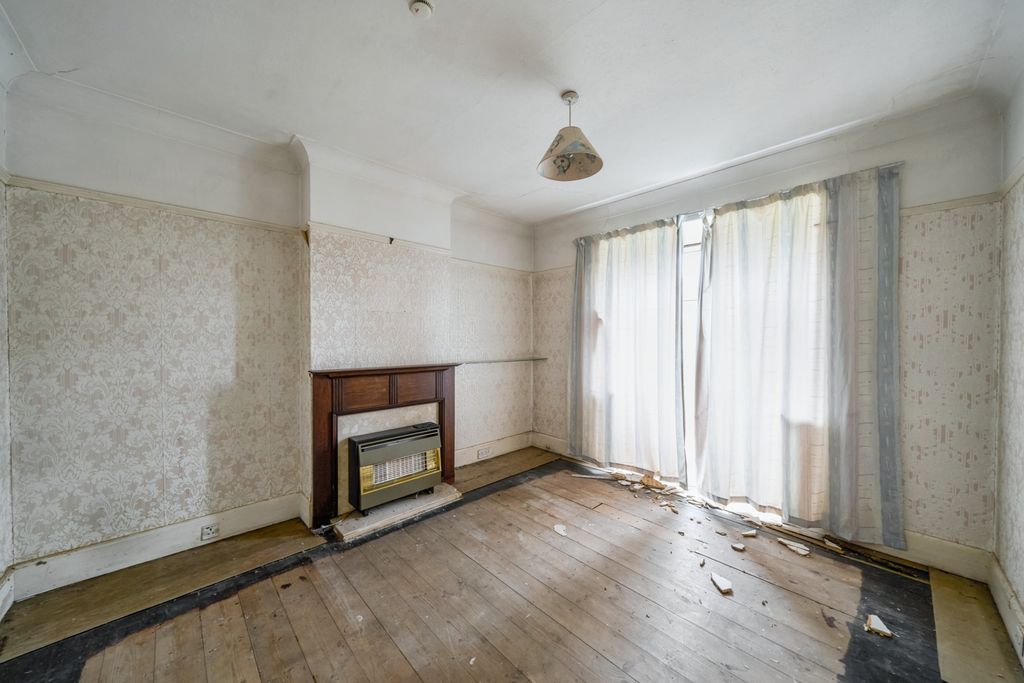 Property photo 3 of 16 129 Linden Avenue, Ruislip, Middlesex, Ha4 8Ty