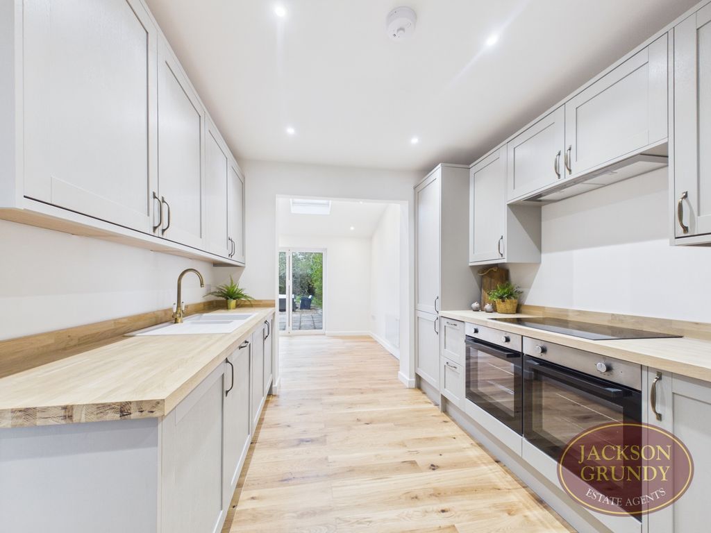 Property photo 2 of 17 Northampton Lane South