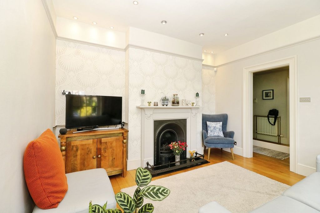 Property photo 2 of 20