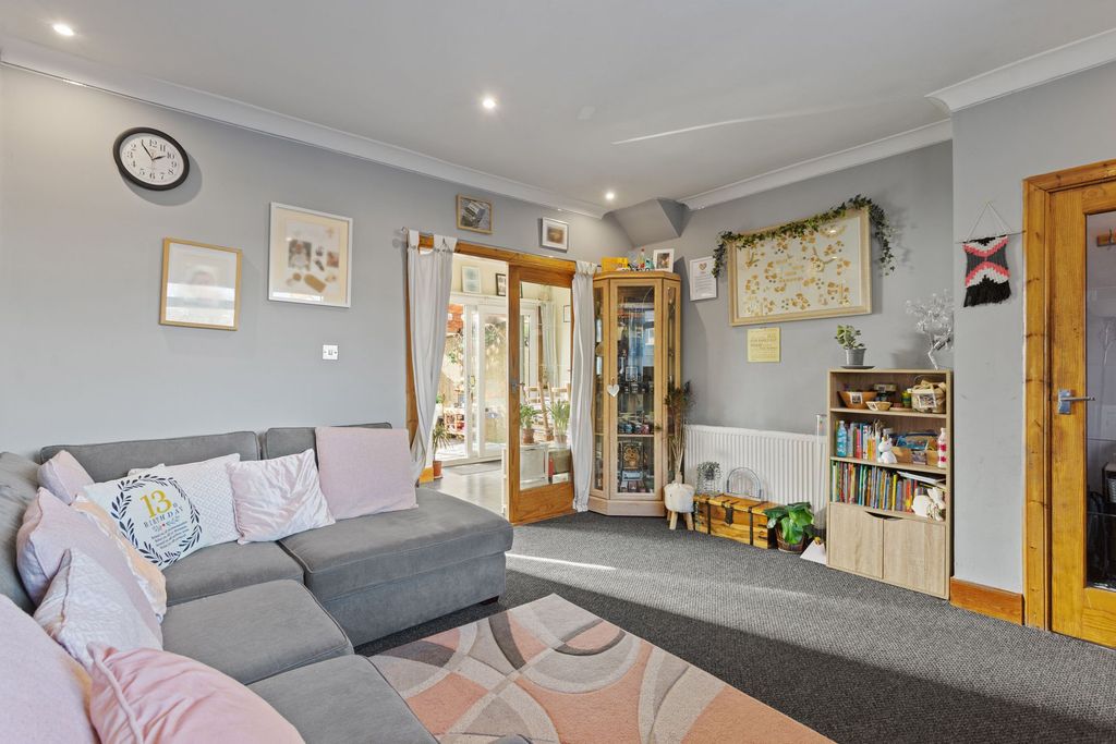 Property photo 2 of 28 Lounge