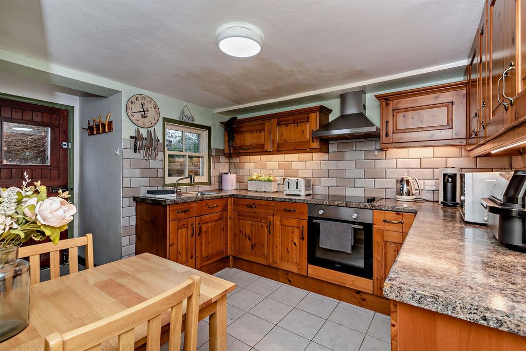 Property photo 3 of 11 8674109-Interior05-800.Jpg