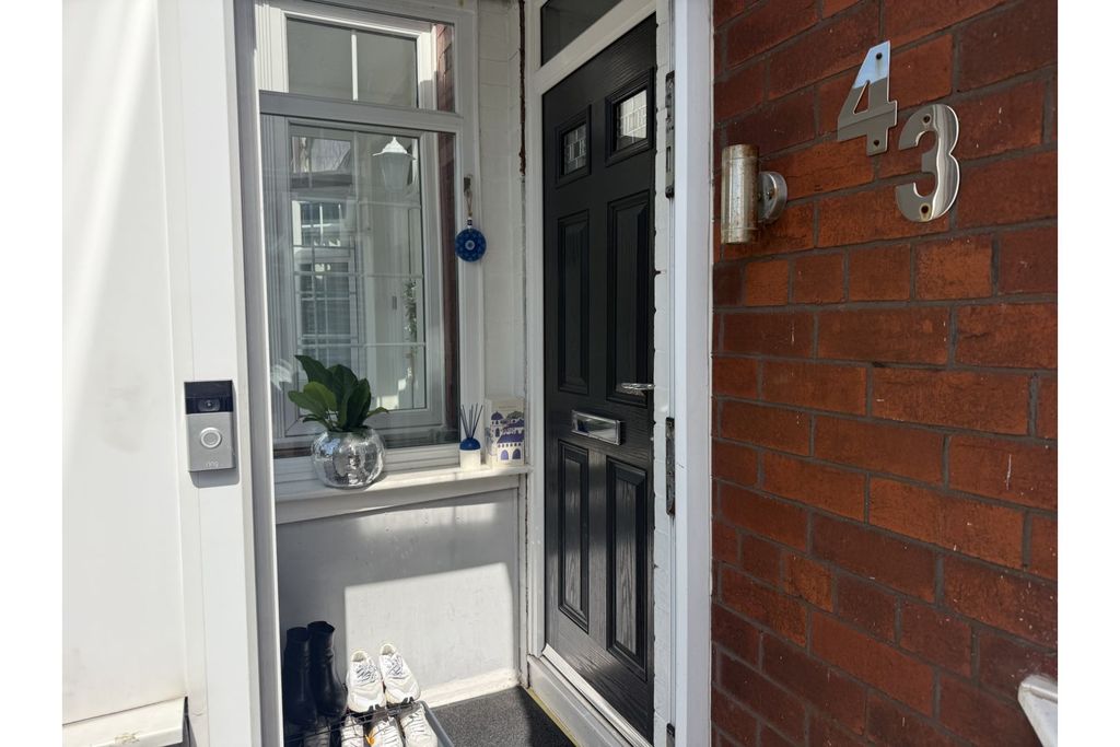 Property photo 3 of 26 Entrance Porch