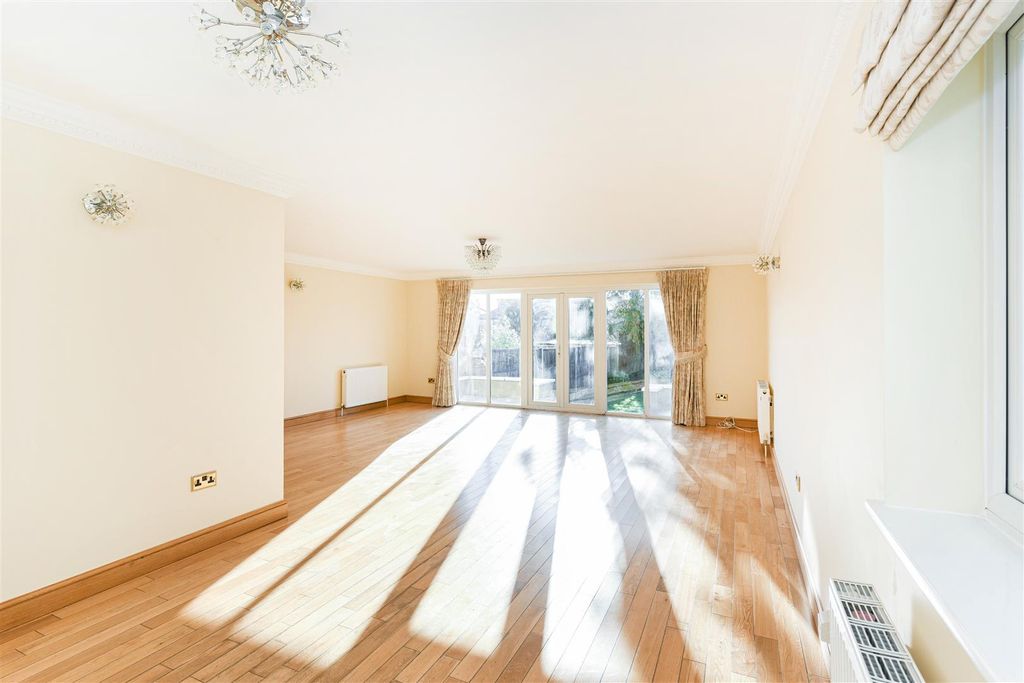 Property photo 3 of 27 48A Broadwalk-2.Jpg