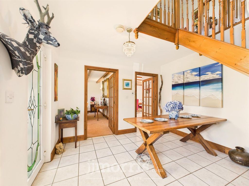 Property photo 2 of 47 Hallway