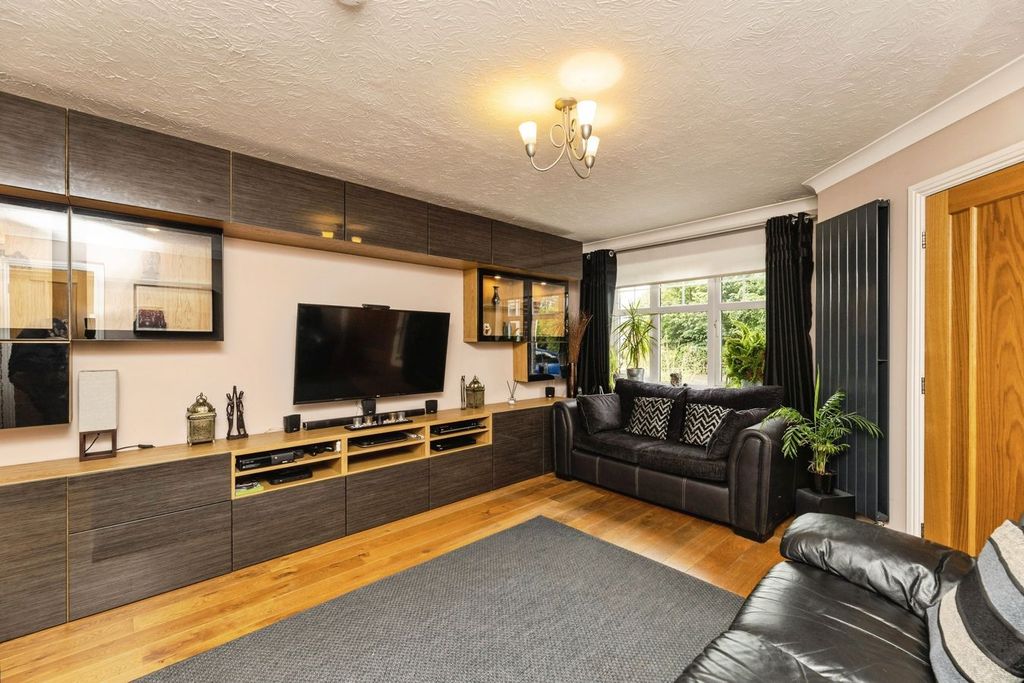 Property photo 2 of 27