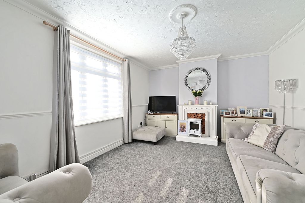 Property photo 3 of 12 Lounge