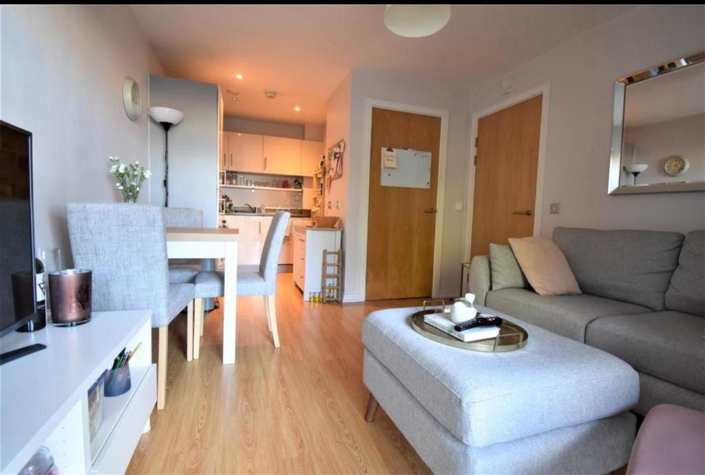 Property photo 1 of 8 Bright And Modern Open-Plan Living Area...
