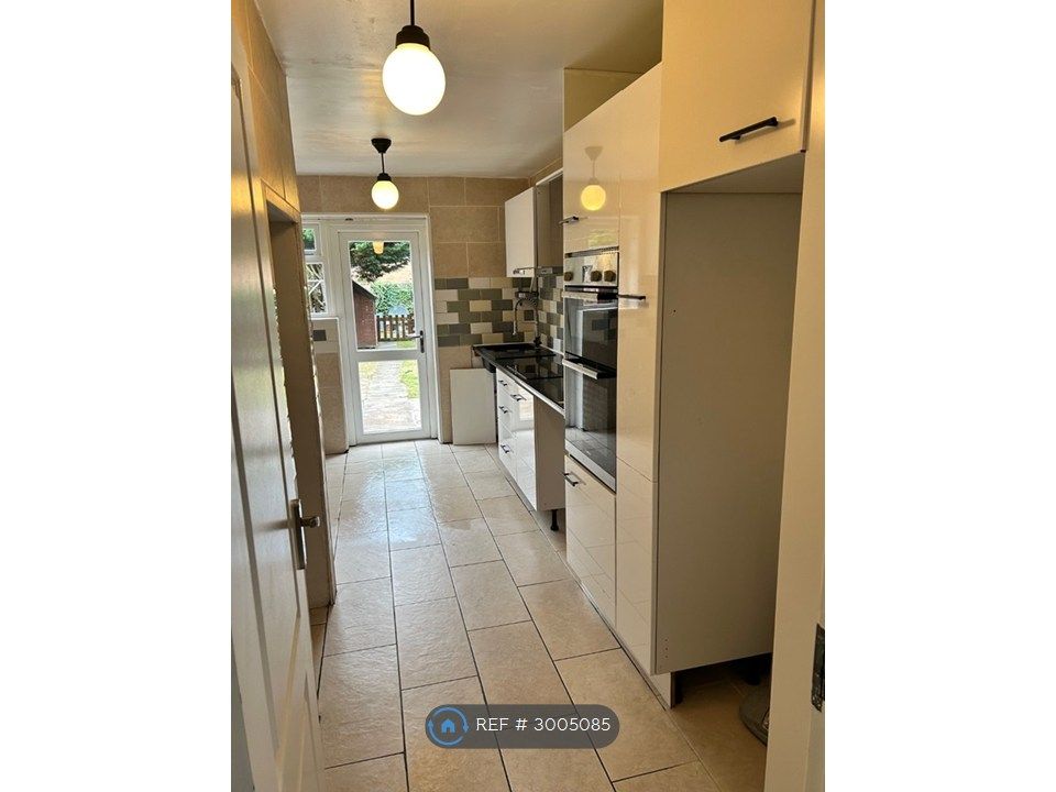 Property photo 3 of 14 Kitchen - View 2