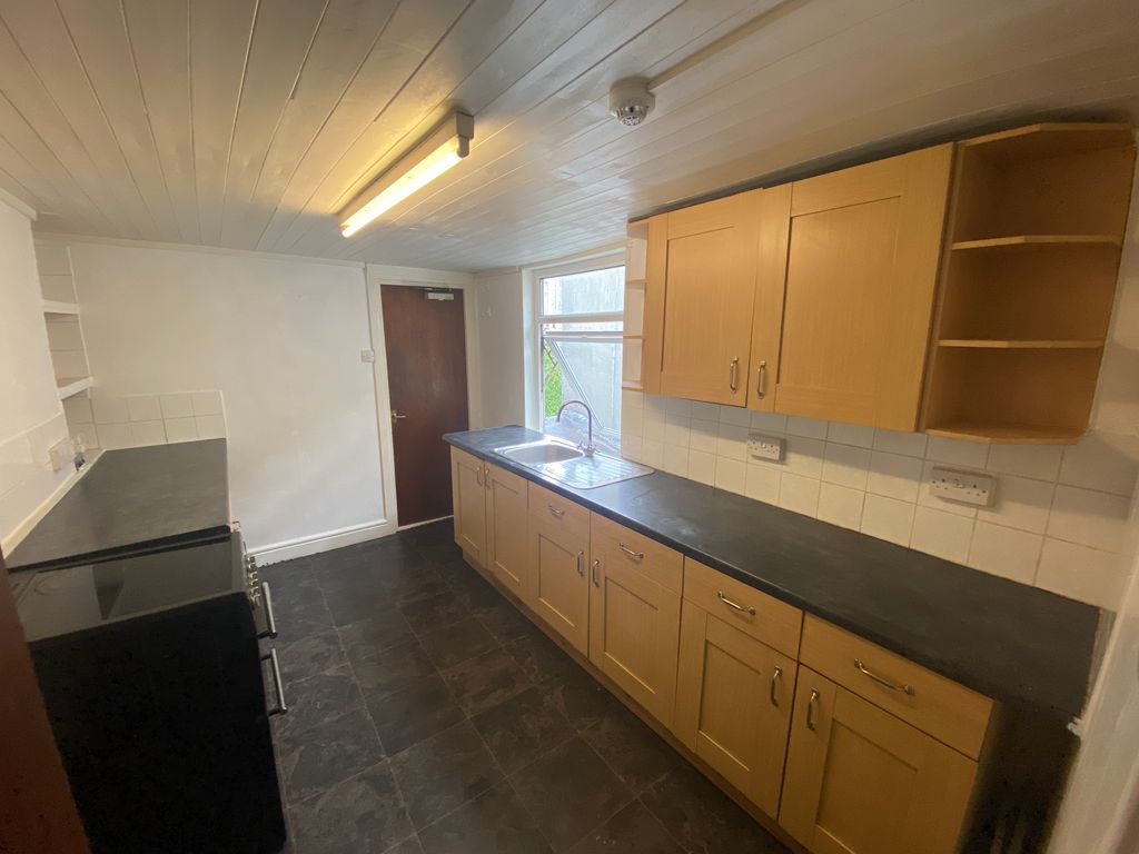 Property photo 3 of 7 Kitchen