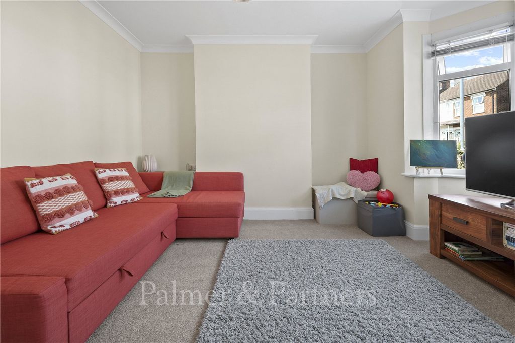 Property photo 3 of 13 Lounge