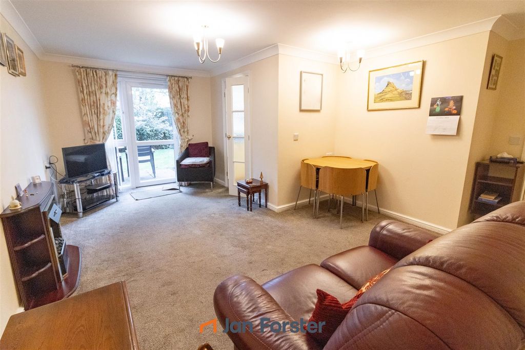 Property photo 2 of 12 Lounge