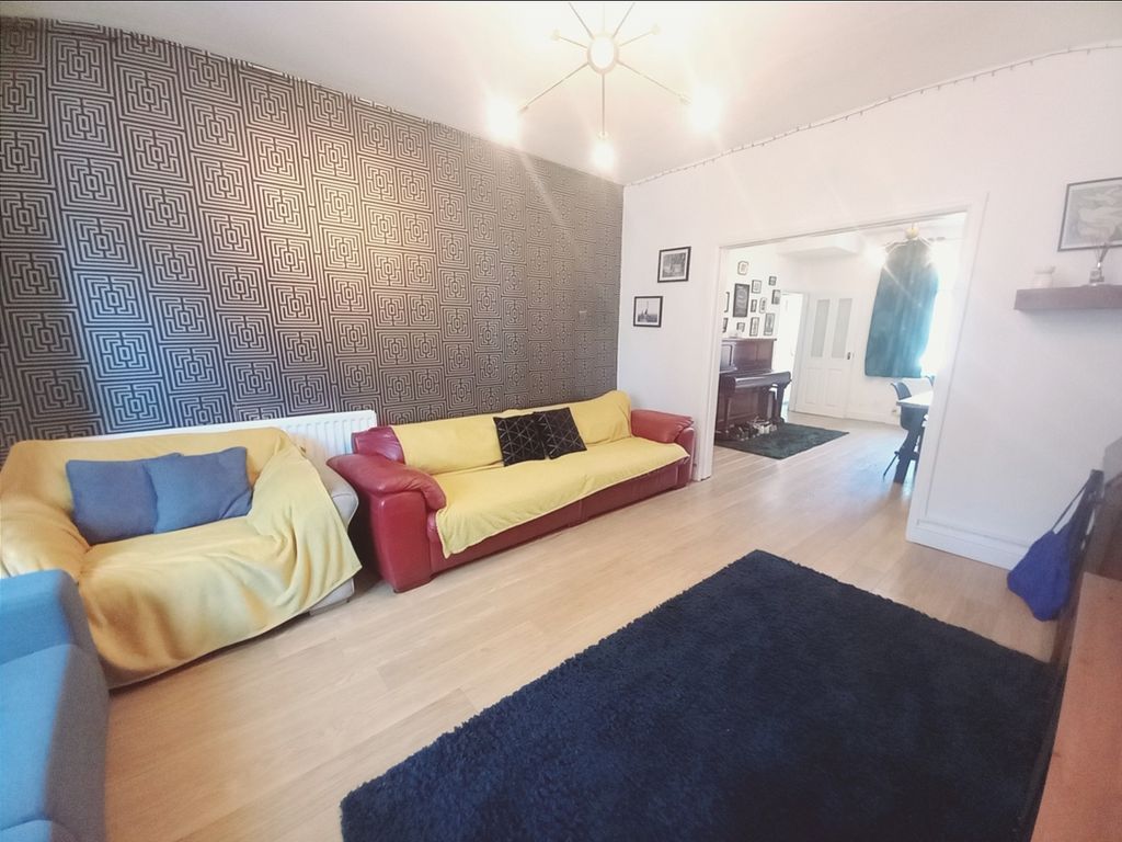 Property photo 3 of 11 Lounge