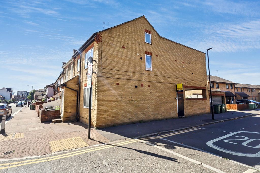 Property photo 2 of 10 165B Hermit Road, Canning Town, London E16 4Le