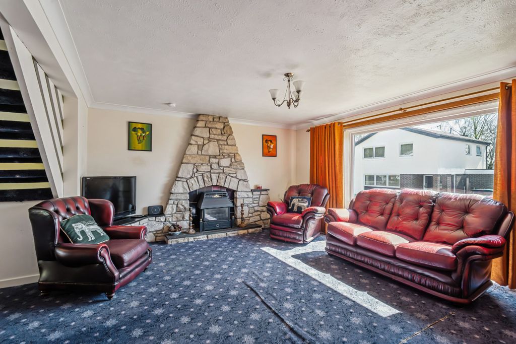 Property photo 2 of 27