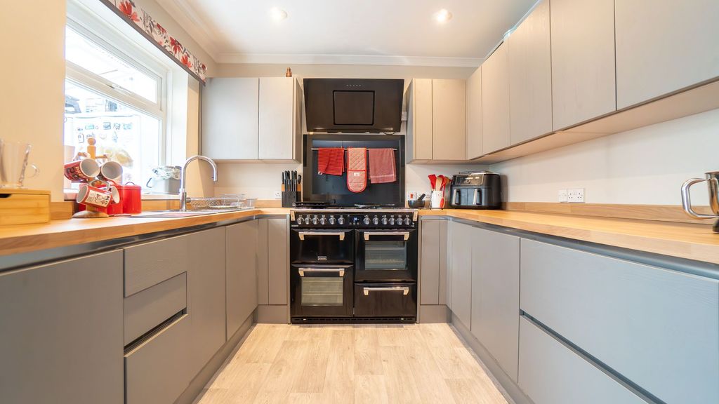 Property photo 2 of 16 Kitchen