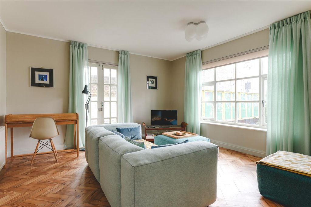 Property photo 1 of 39 20 Regents Wharf-21.Jpg