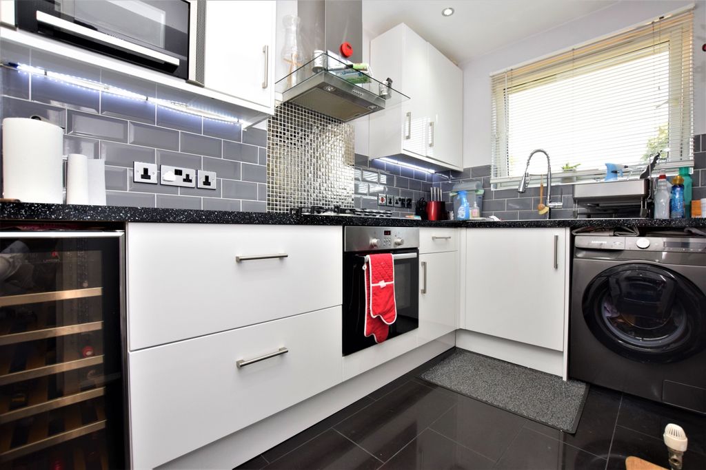 Property photo 2 of 8 Kitchen