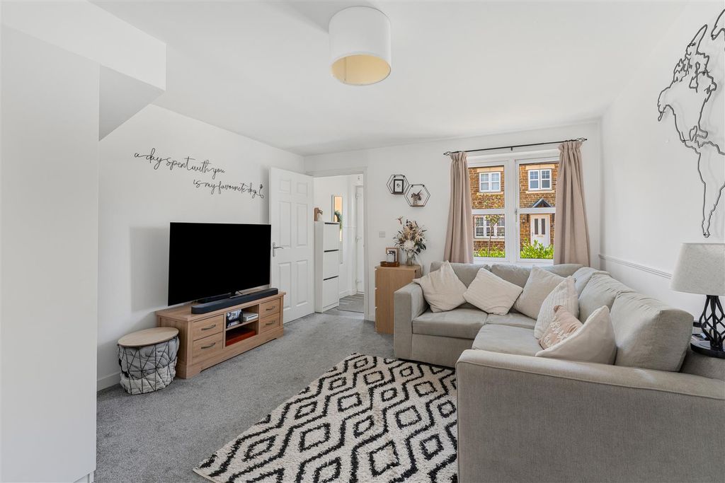 Property photo 2 of 19 141 Bismore Road, Banbury-7.Jpg