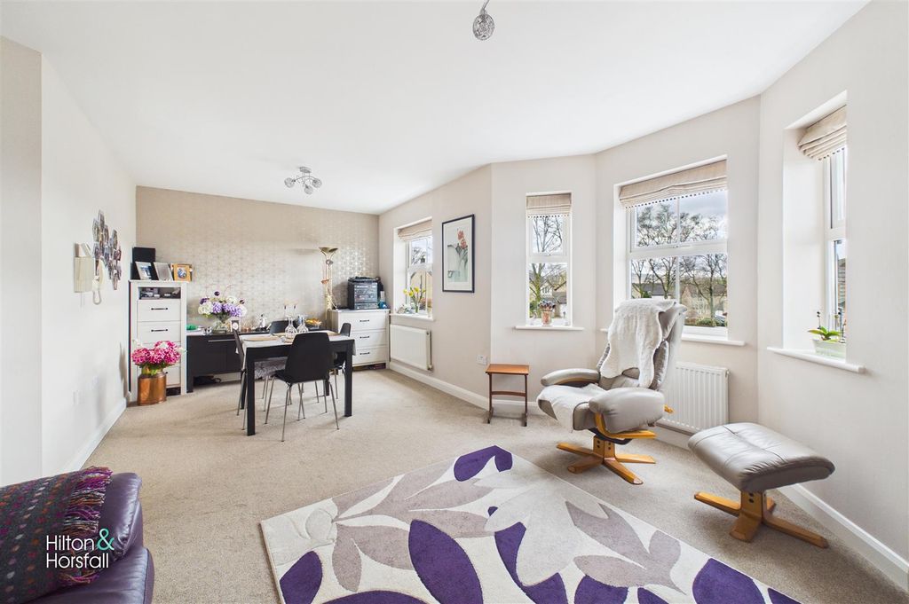 Property photo 2 of 14 Castle Court