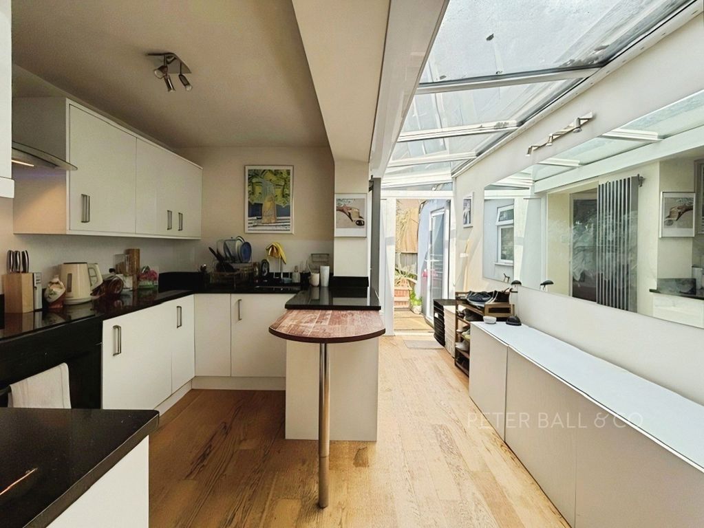 Property photo 3 of 10 Kitchen