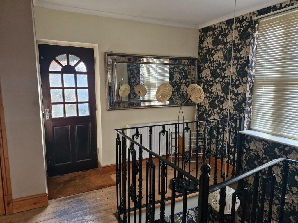 Property photo 3 of 7 Entrance Hall