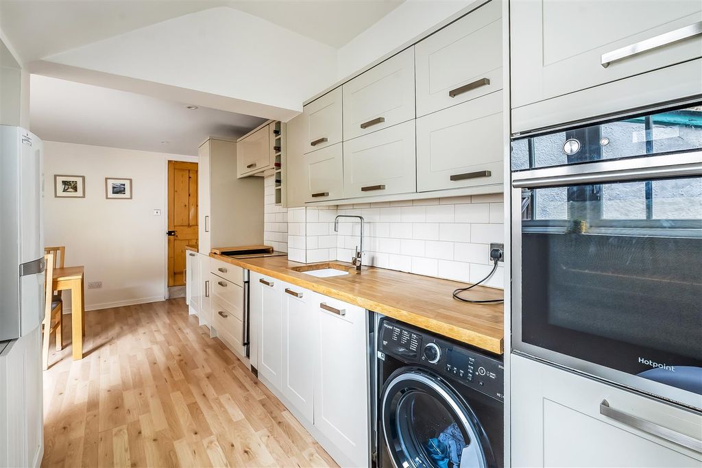 Property photo 3 of 11 4-Byron-Place-11.Jpg