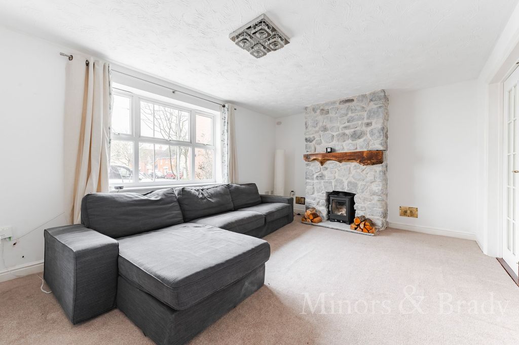 Property photo 2 of 28