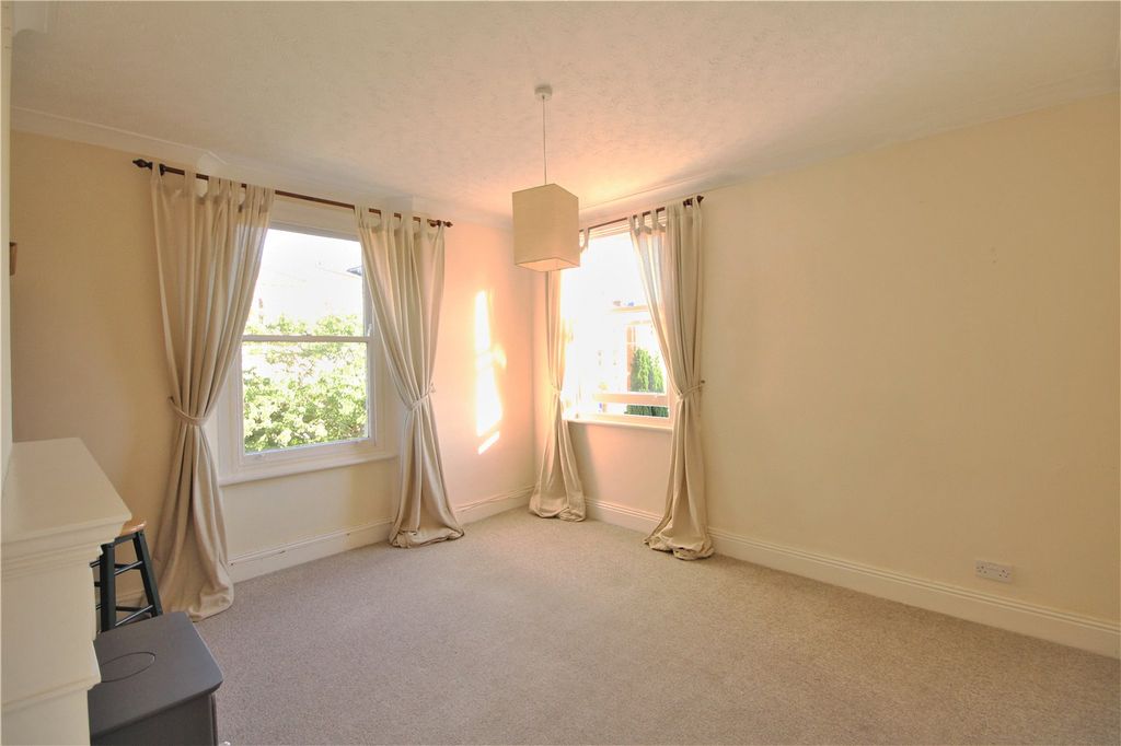 Property photo 2 of 9 Picture No. 12