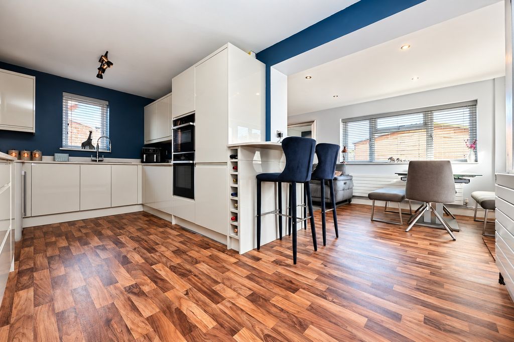 Property photo 2 of 26 5564561