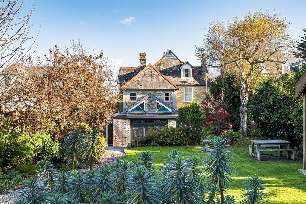 Property photo 3 of 43