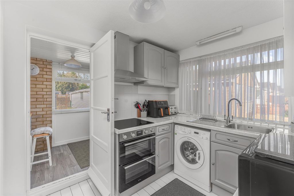 Property photo 3 of 16 52 Brantwood Rise, Banbury-11.Jpg