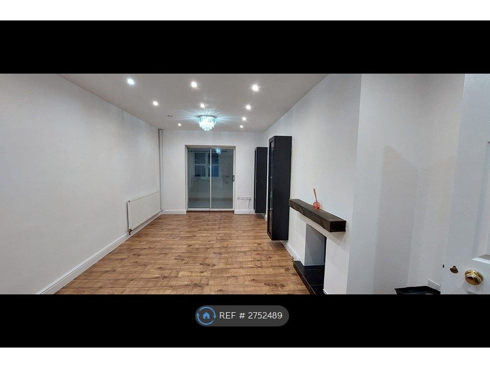 Property photo 1 of 20 Living Room